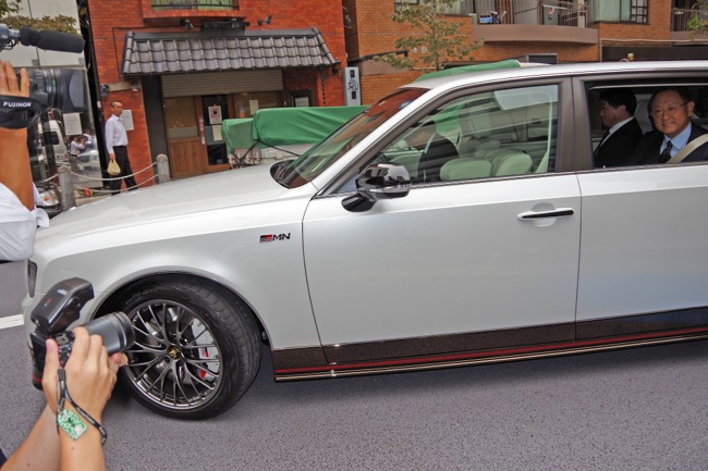 サプライズ 豊田章男社長の出迎えに センチュリーgrmn ドライバーweb クルマ好きの 知りたい がここに