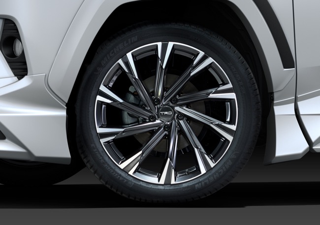 モンスター”仕立て！新型RAV4の個性をTRDパーツでさらに引き立てる