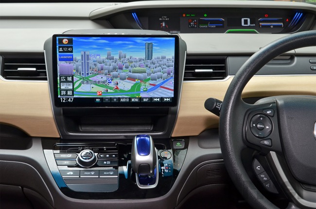 ついに10型大画面に！パナソニックのカーナビ「Strada」が2019