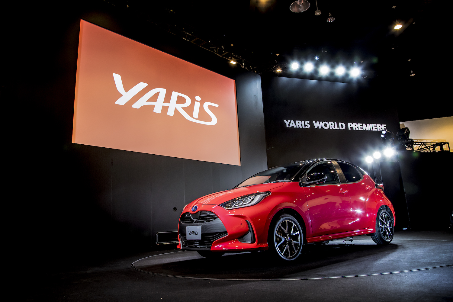 世界初公開 ヴィッツ改め新型ヤリス 燃費性能 アップにev走行は130km H 外部給電まで備えた やりすぎ ヤリスに死角なし ドライバーweb クルマ好きの 知りたい がここに