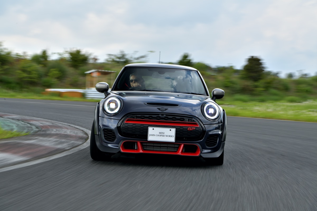 針の穴を通すような緻密な走りへ誘う? 世界限定3000台のミニJCW