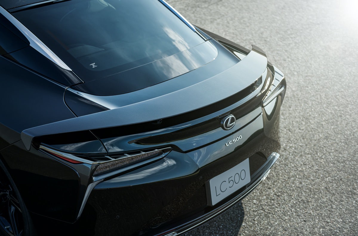 エアレースの室屋義秀選手とコラボ！レクサスLC、70台限定の空力