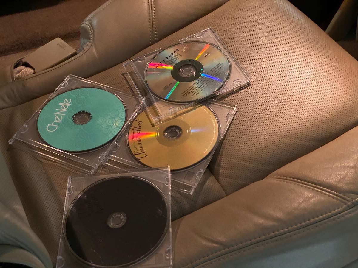 志村けんさんが愛したドライブミュージック 元愛車のリヤシートで聞いていたのはどんな音楽 ドライバーweb クルマ好きの 知りたい がここに