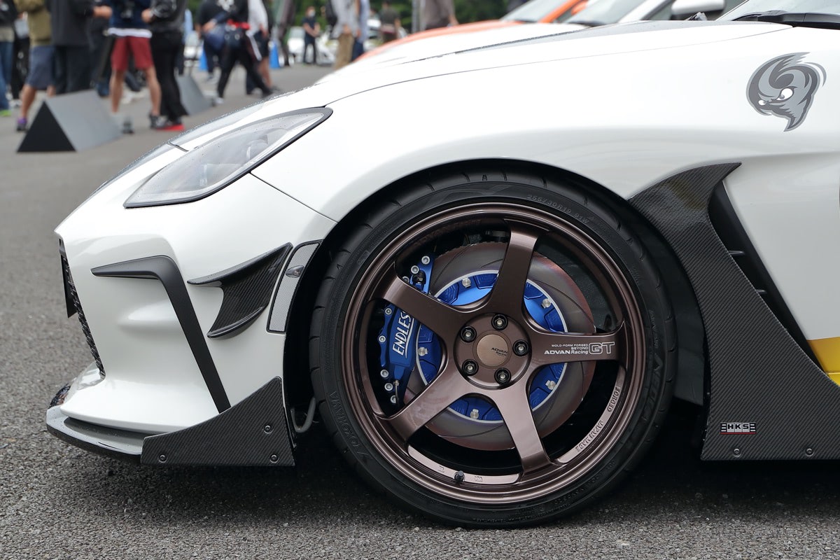 【新型GR86カスタムカー】GR86 HKS コンセプトは早くもスーパーチャージャーをドッキング！ ドライバー｜クルマ好きの“知り