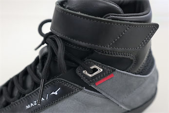 ハイカットに意味あり マツダとミズノ共同開発ドライビングシューズ予約受注開始 早速体感してみた ドライバーweb クルマ好きの 知りたい がここに