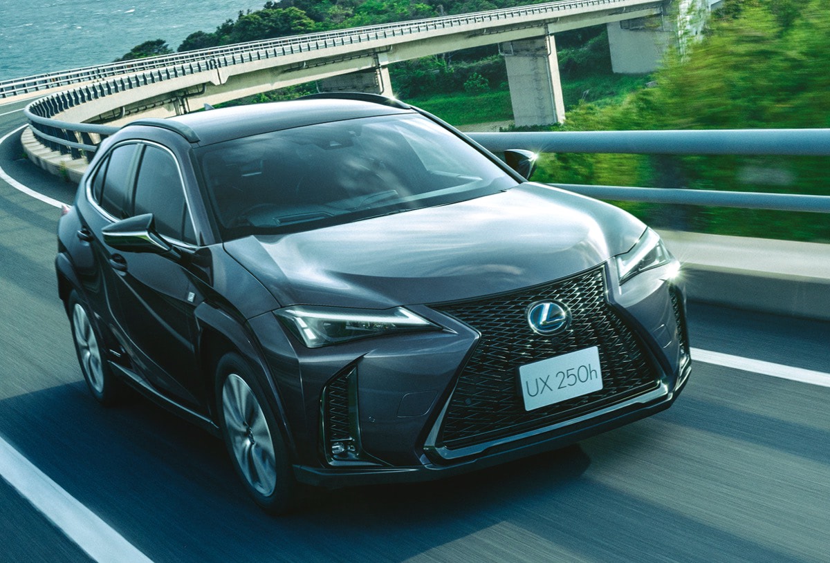 レクサス「UX」が一部改良で快適装備を強化。同時に特別仕様車「F