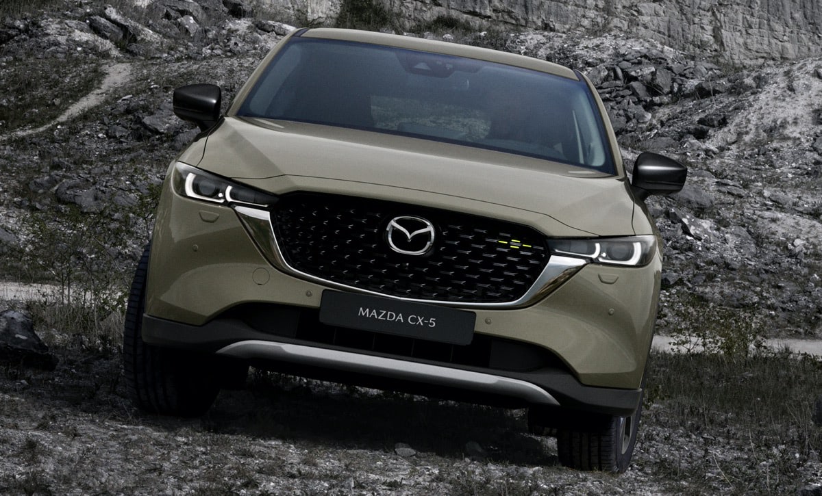 マツダCX-5の顔が変わった！ グリル内にライムグリーン？ 改良モデルを