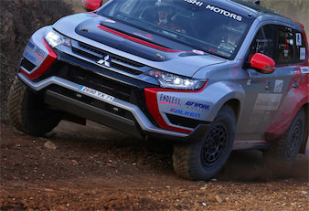 三菱自動車 本社ショールームで Phevラリーチャレンジ展 を開催 新型アウトランダーphevにつながるチャレンジングな取り組みが知れる ドライバーweb クルマ好きの 知りたい がここに