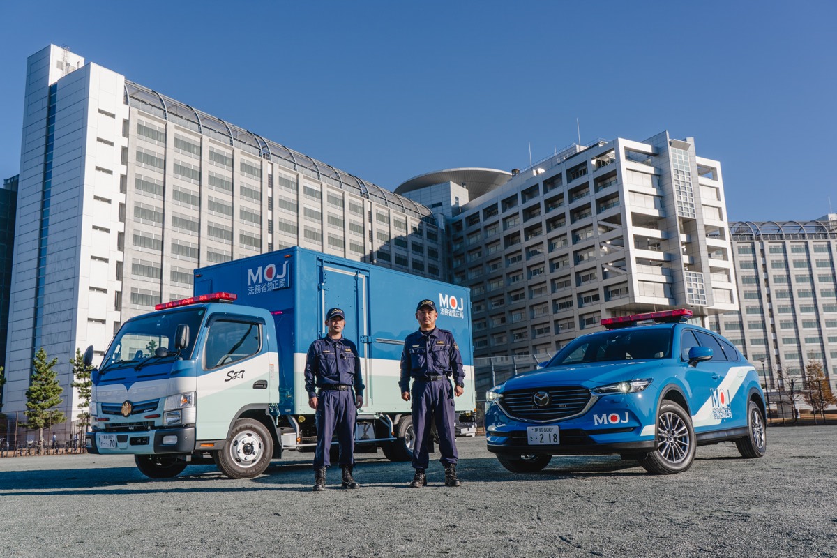 東京拘置所にマツダCX-8がなぜ!? 指揮官車として選ばれた理由