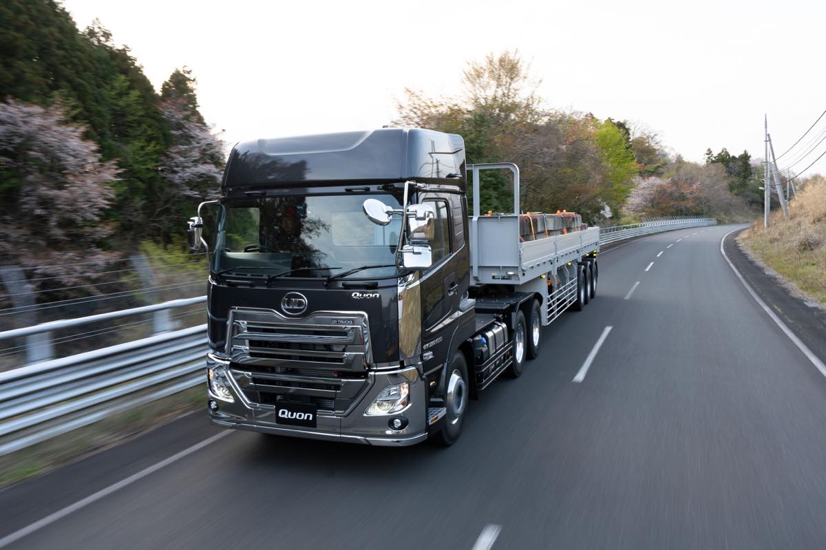 ＵＤトラックスクオン コンテナ 運搬セミ トレーラー 改造３軸トラクタ　トラック UDトラックスクオン コンテナ 運搬セミ トレーラー 改造3軸トラクタ