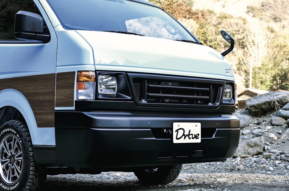 車中泊のためのハイエースを80年代のRVテイストに！レトロモダンなバン