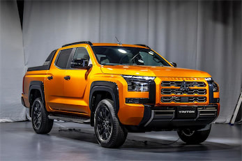 凌*介様 パジェロ　電動サイドステップ 新型トライトンに受け継がれた”パジェロ”の資産…サイドステップに隠