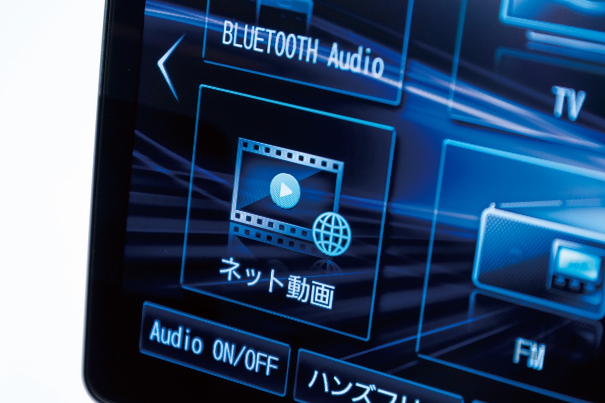 ストラーダがネット動画機能を新搭載！ 大画面フローティングモデルが