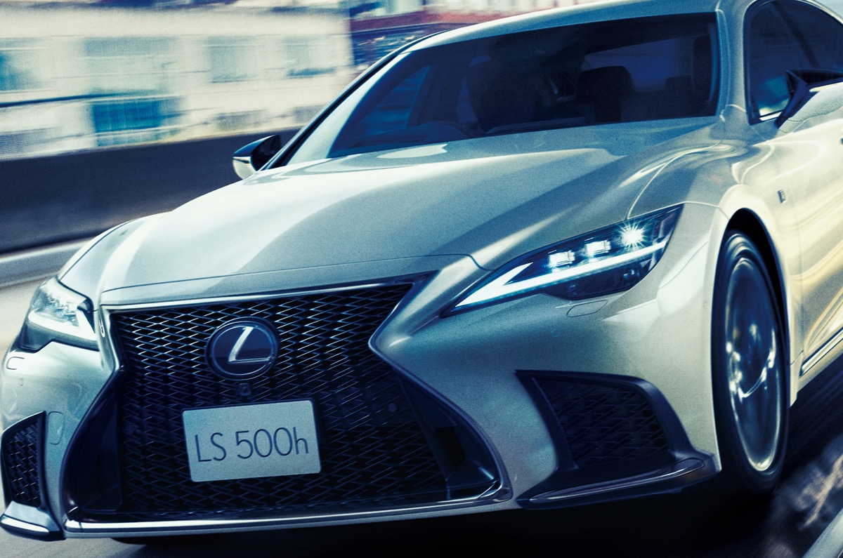 レクサス旗艦モデル「LS」が一部改良。純白と深青カラーが全車で選択 