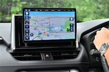 SUVオーナー注目！】有機EL大画面やネット動画対応のストラーダなら