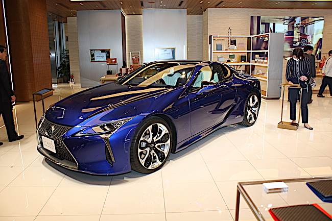 発想はモルフォ蝶の羽 超絶キレイなレクサス Lcが登場 ドライバーweb クルマ好きの 知りたい がここに